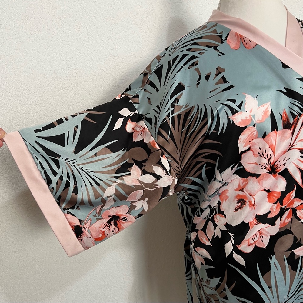 ⚠️SoLD⚠️Secret Treasures Fronds & Florals Belted Front Wrap Robe Short Sleeve - Picture 9 of 13